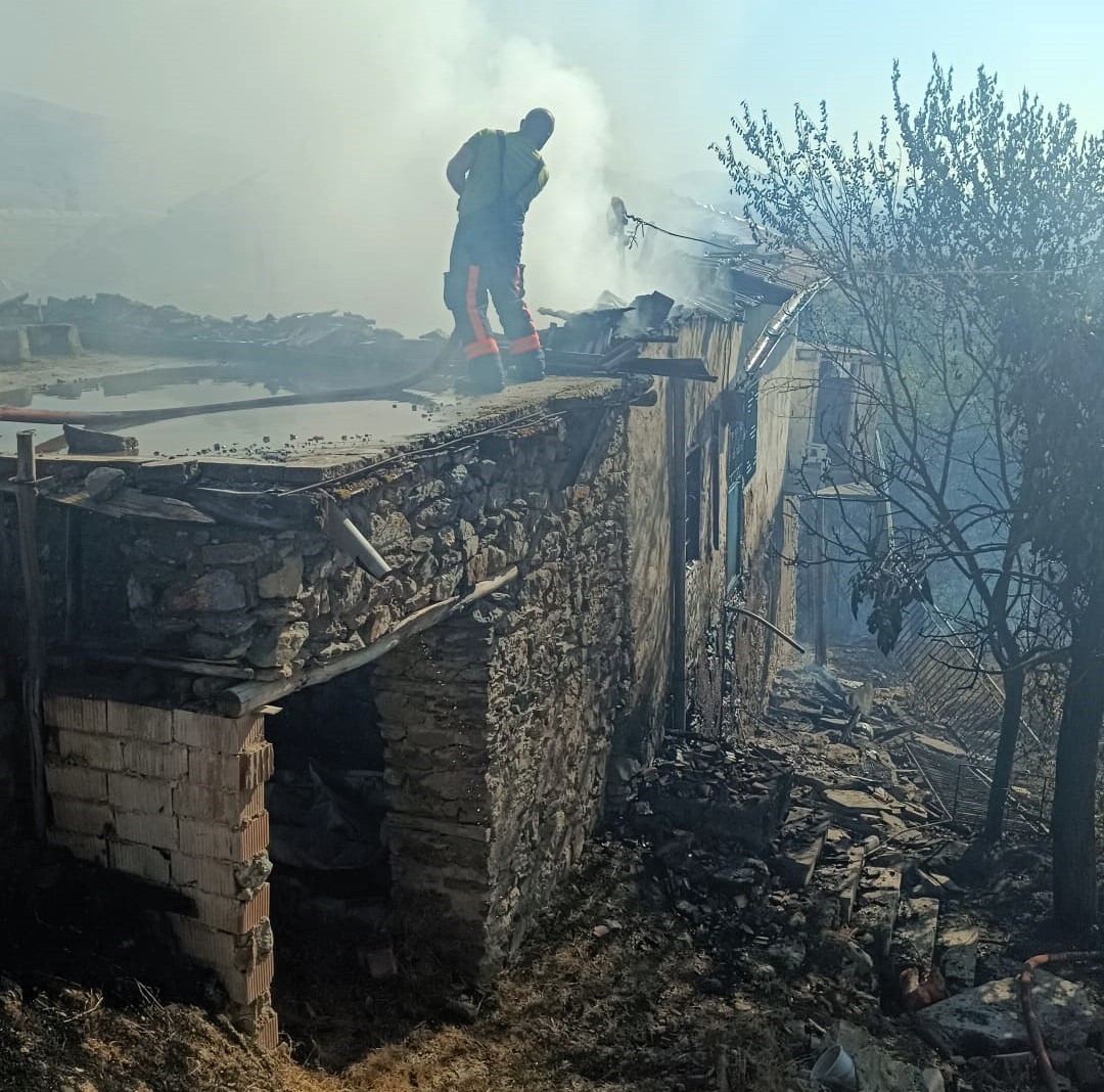Malatya&rsquo;da &ouml;rt&uuml; yangını: 2 ev k&uuml;le d&ouml;nd&uuml;
