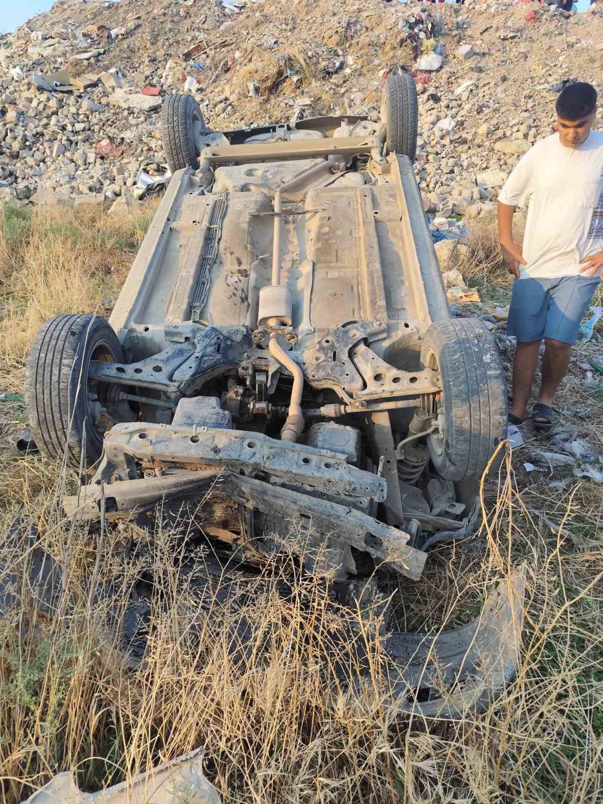 Baraj kenarına u&ccedil;an otomobildeki 3 kişi yaralandı
