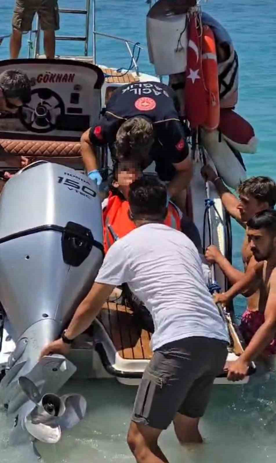 Eğitim alan kadın pilot denize d&uuml;şt&uuml;
