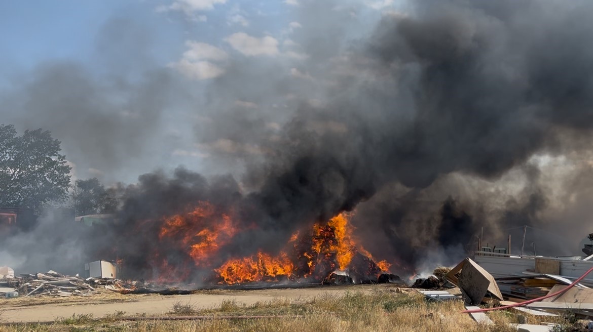 Çorlu’da 5 bin 600 ot balyası alev alev yandı