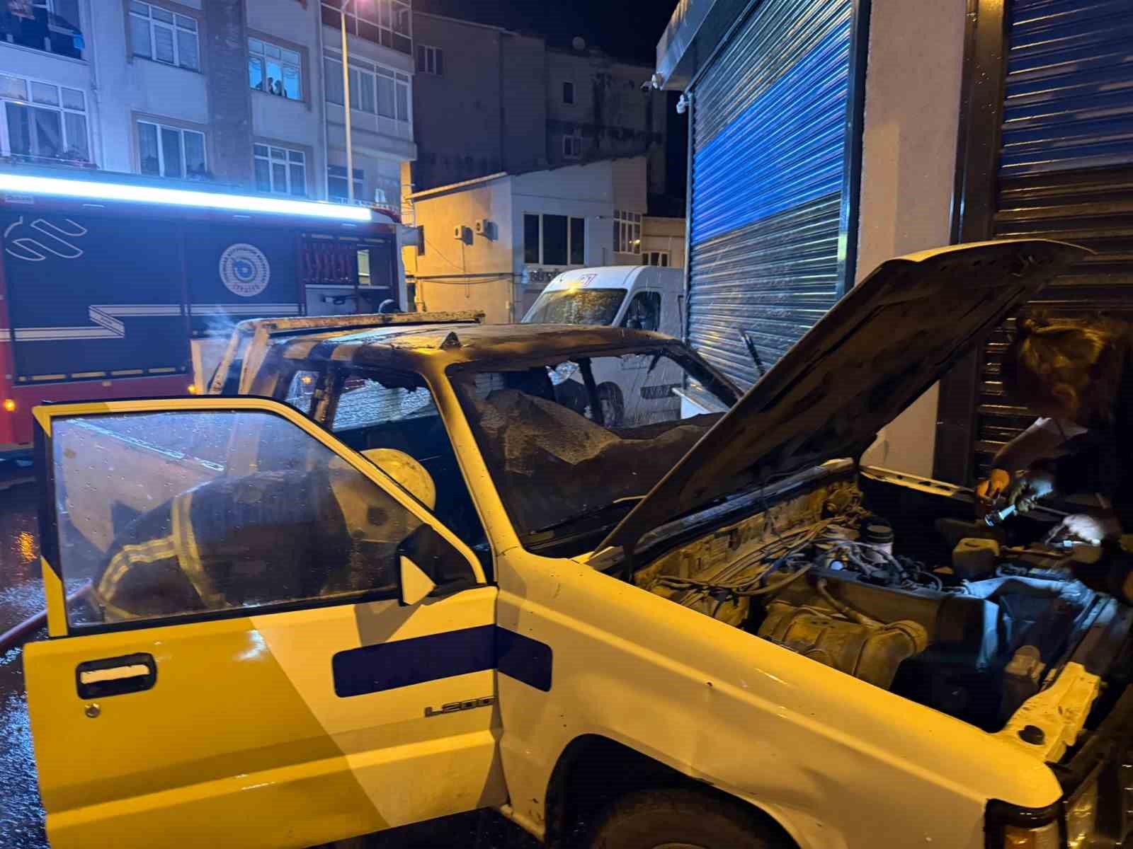 Park halindeki kamyonet alev aldı