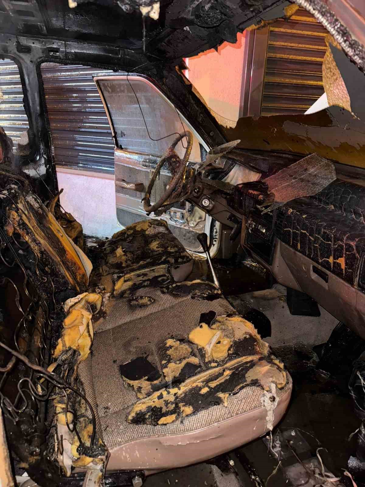 Park halindeki kamyonet alev aldı
