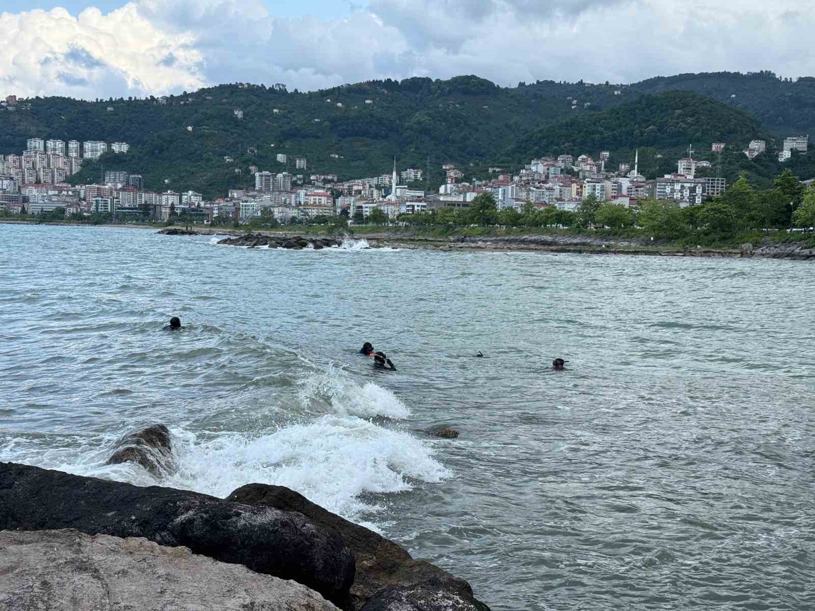 Giresun’da denizde akıntıya kapılan çocuğu arama çalışmaları sürüyor