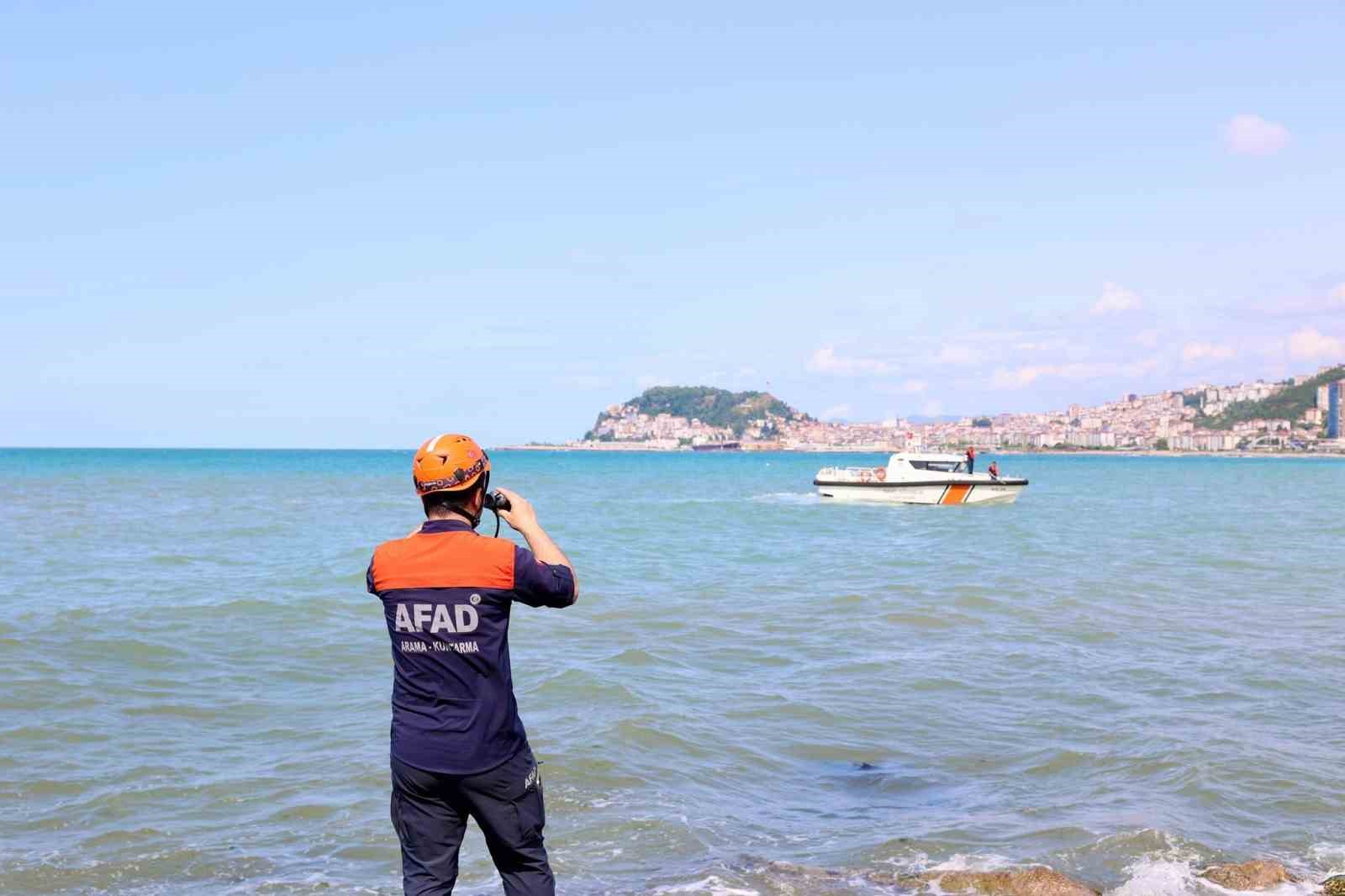 Giresun&rsquo;da denizde akıntıya kapılan &ccedil;ocuğu arama &ccedil;alışmaları s&uuml;r&uuml;yor
