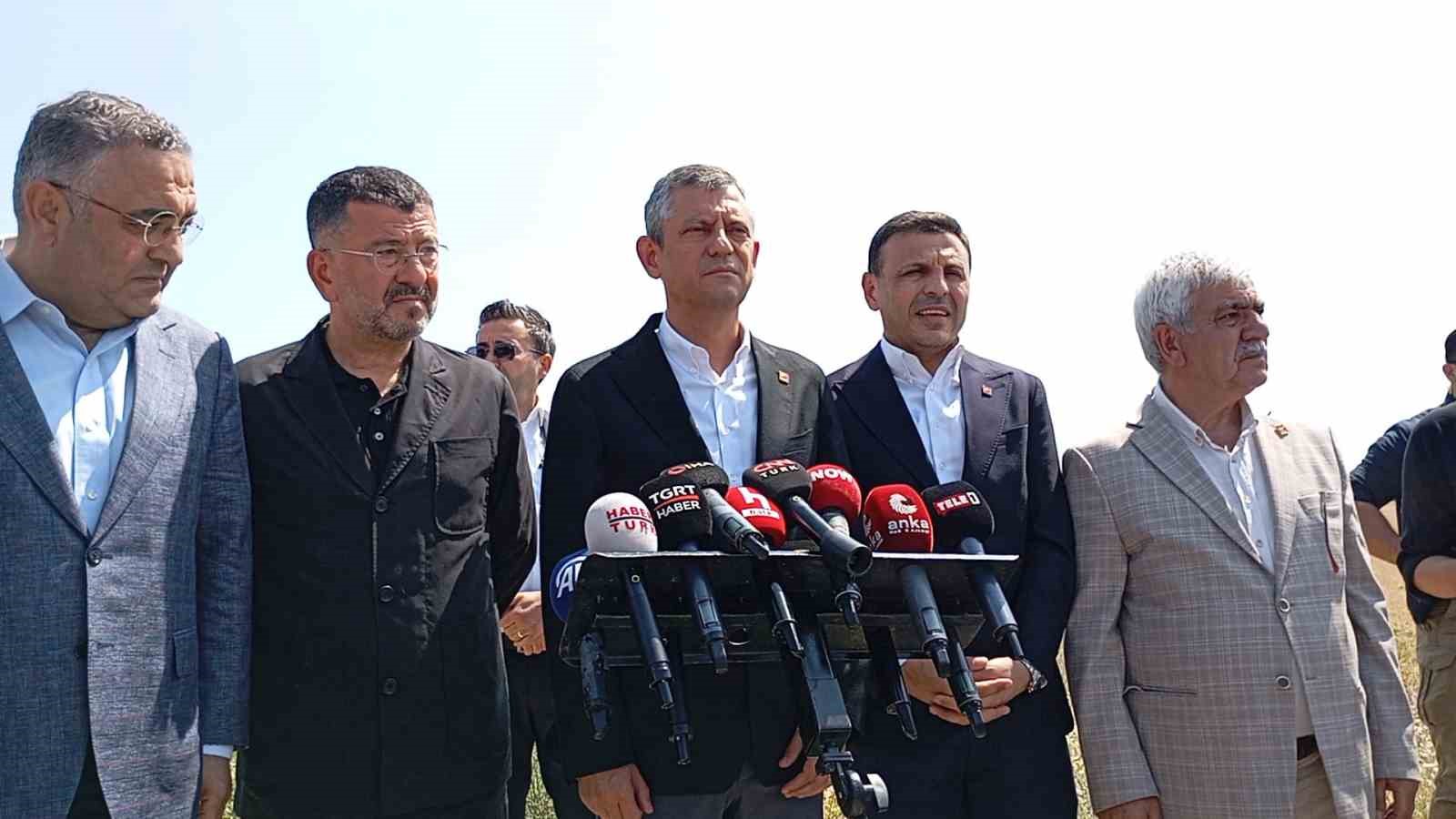 Görevden uzaklaştırılan İBB Başkanı Ekrem İmamoğlu’nun duruşması sonrası Özgür Özel açıklama yaptı
