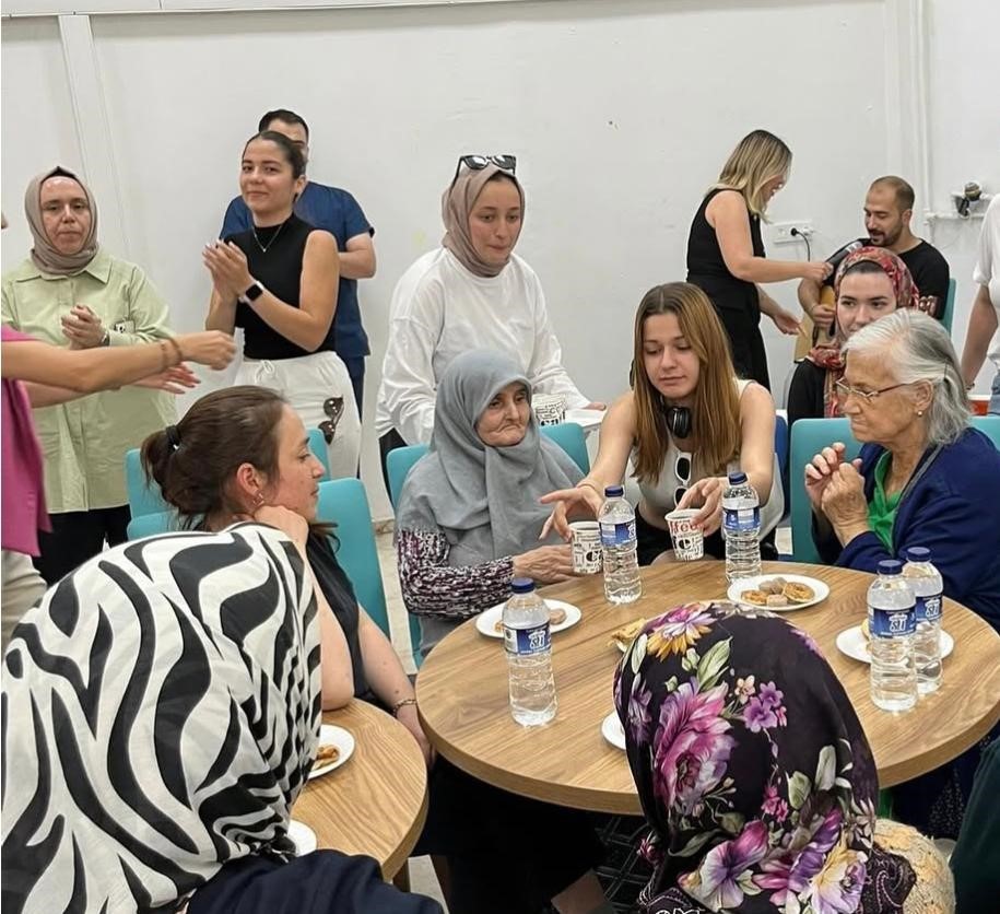 Kütahya’da öğrencilerden huzurevi sakinlerine egzersiz uygulaması