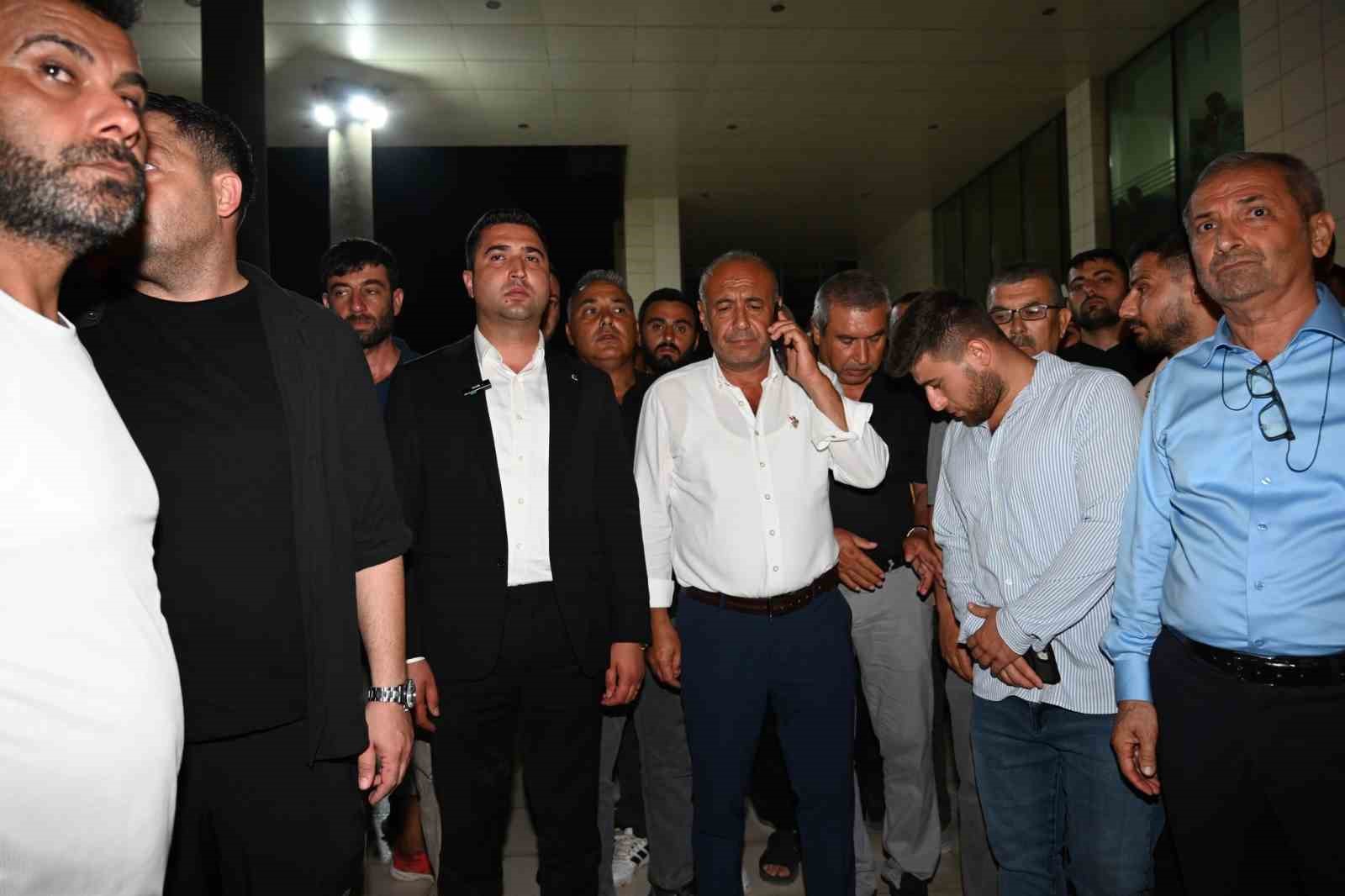 Osmaniye’de belediye binasına taşlı saldırı