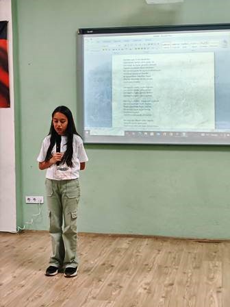 Ortaokul &ouml;ğrencilerinden "Kalpten kaleme, kalemden sahneye" şiir dinletisi
