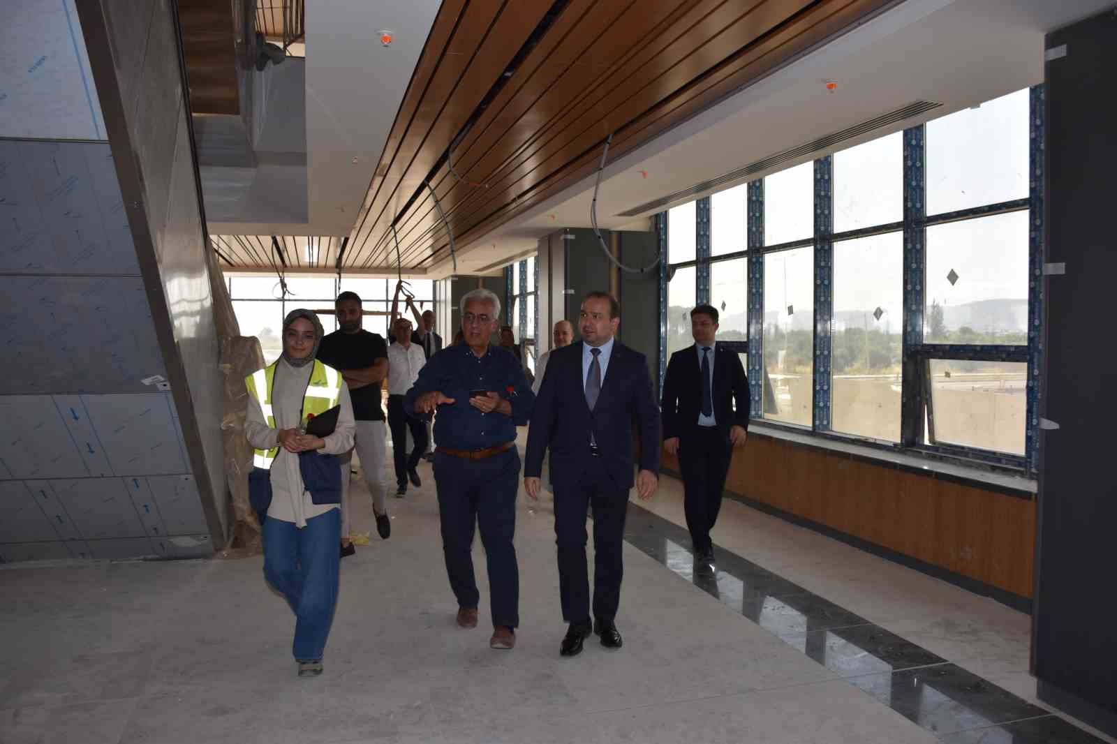 İl Sağlık Müdürü Şenkul, Şehir Hastanesi inşaatında incelemelerde bulundu
