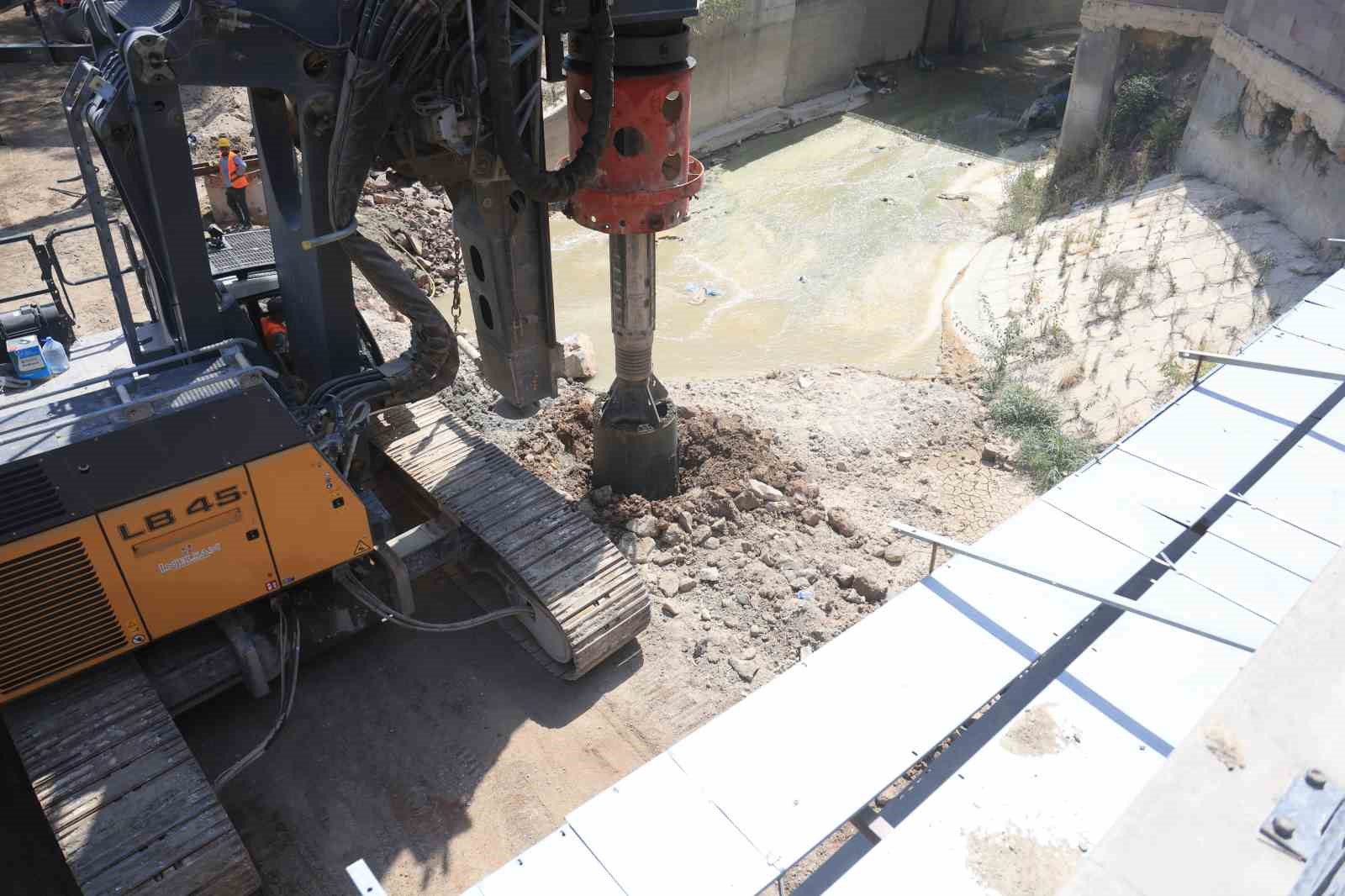 L&uuml;bnan&rsquo;dan doğarak Hatay&rsquo;dan Akdeniz&rsquo;e d&ouml;k&uuml;len Asi Nehri&rsquo;nde ıslah &ccedil;alışmaları başladı
