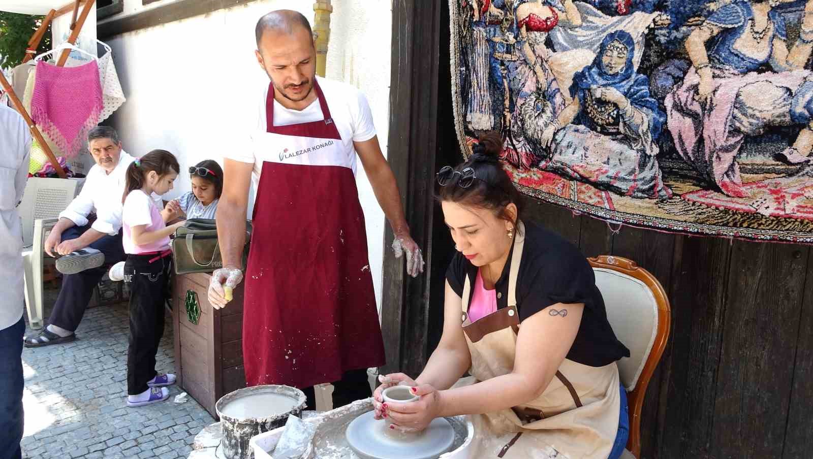 Kütahya’nın tarihi mekanlarından Germiyan Sokak’ta çini sanatı yeniden canlanıyor