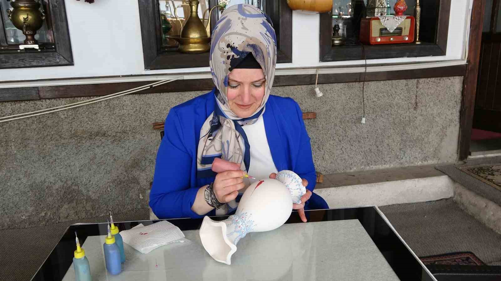 K&uuml;tahya&rsquo;nın tarihi mekanlarından Germiyan Sokak&rsquo;ta &ccedil;ini sanatı yeniden canlanıyor
