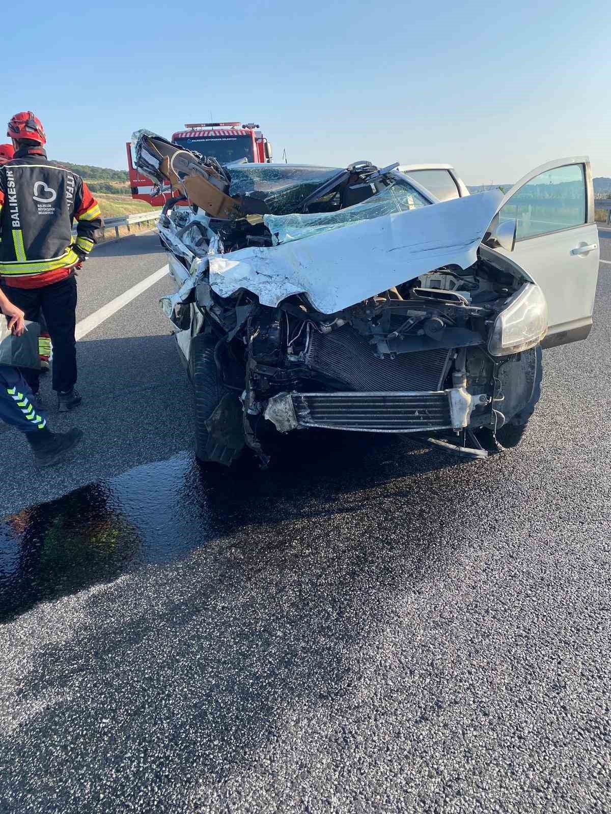Tıra arkadan çarpan SUV otomobildeki 2 kişi öldü, 2 kişi yaralandı