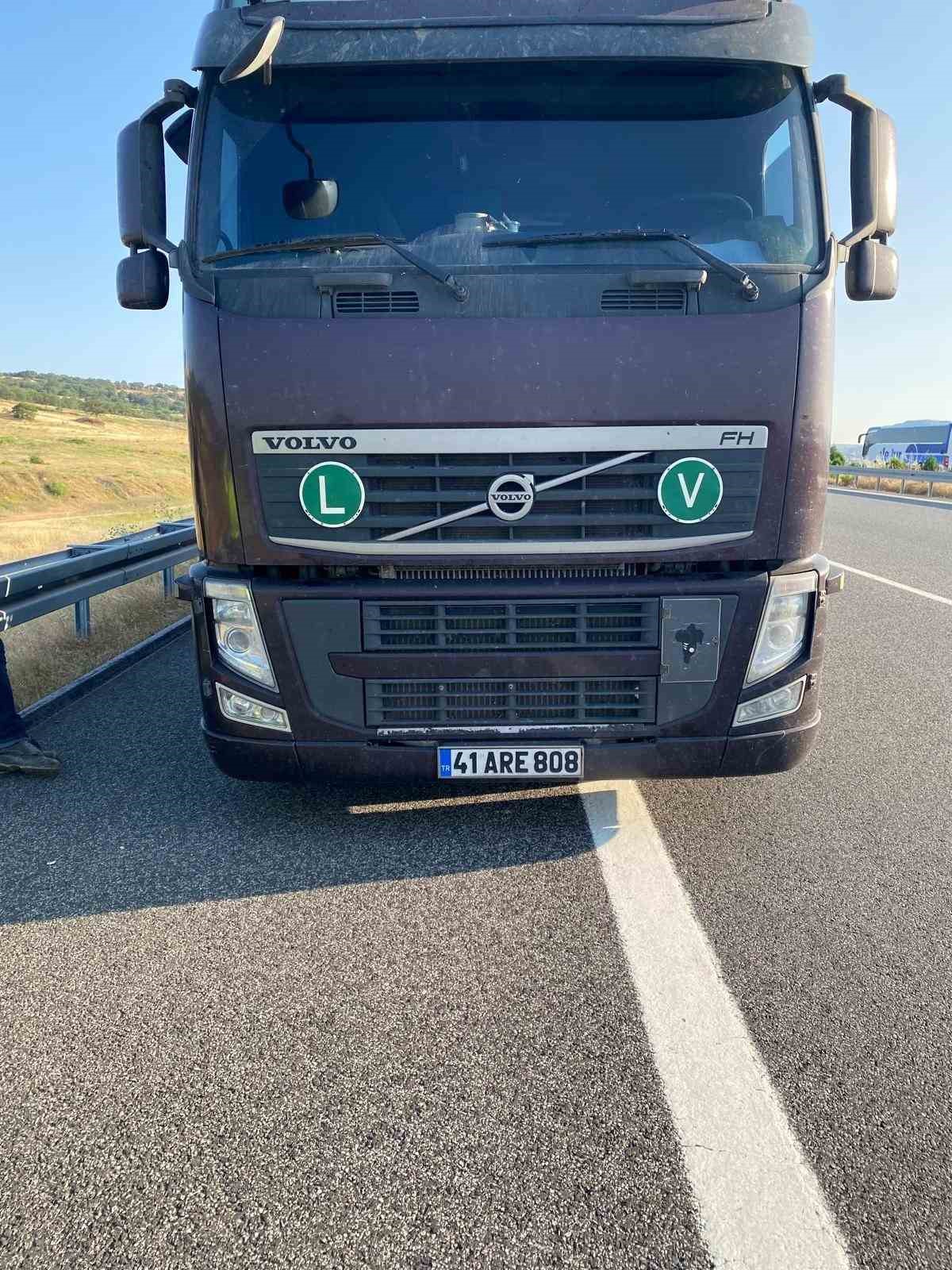 Tıra arkadan çarpan SUV otomobildeki 2 kişi öldü, 2 kişi yaralandı
