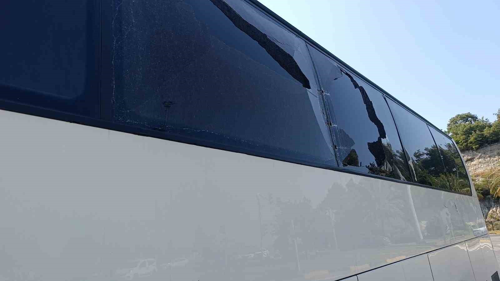 Nakliye kamyonu ile otob&uuml;s &ccedil;arpıştı: 1 yaralı
