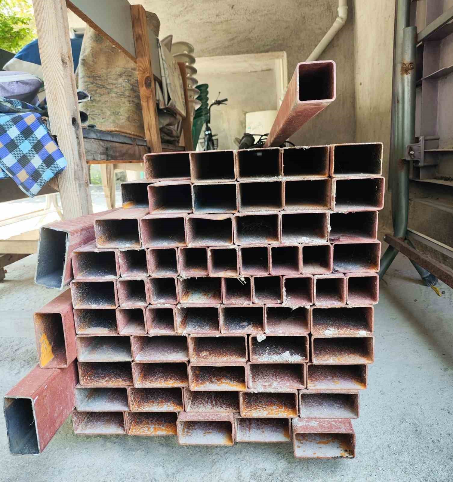 Arkadaşının iş yerinden çaldığı malzemeleri çatı yapımı için başkasına satmış