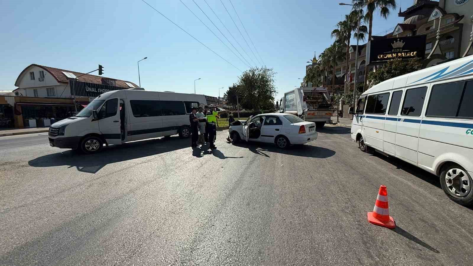 Manavgat’ta otomobil tur aracına çarptı: 5 yaralı