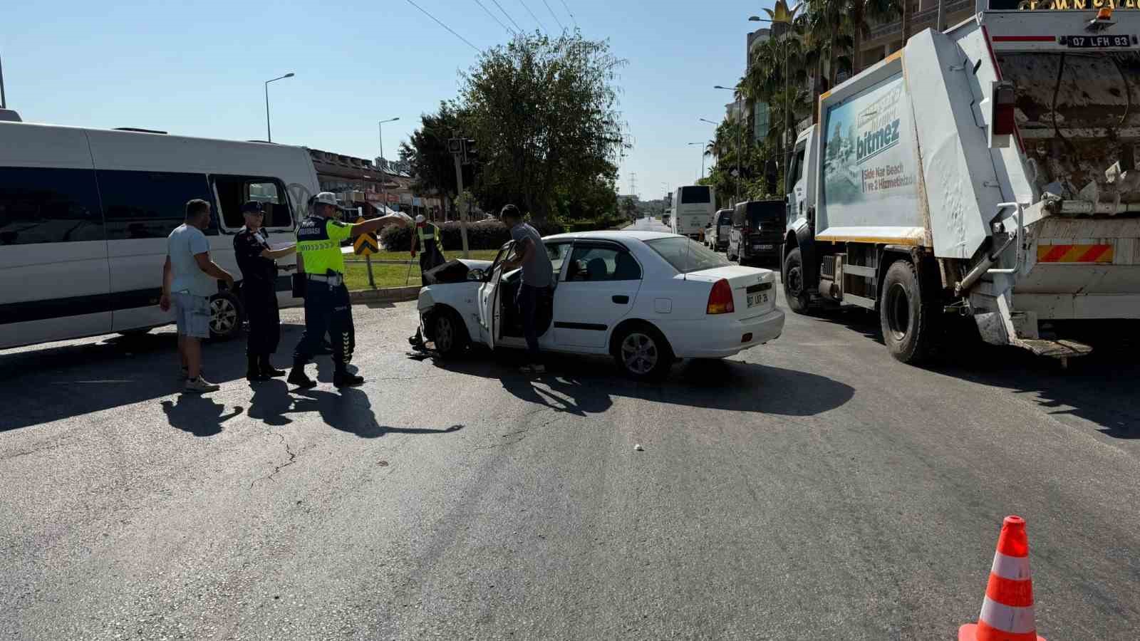 Manavgat&rsquo;ta otomobil tur aracına &ccedil;arptı: 5 yaralı

