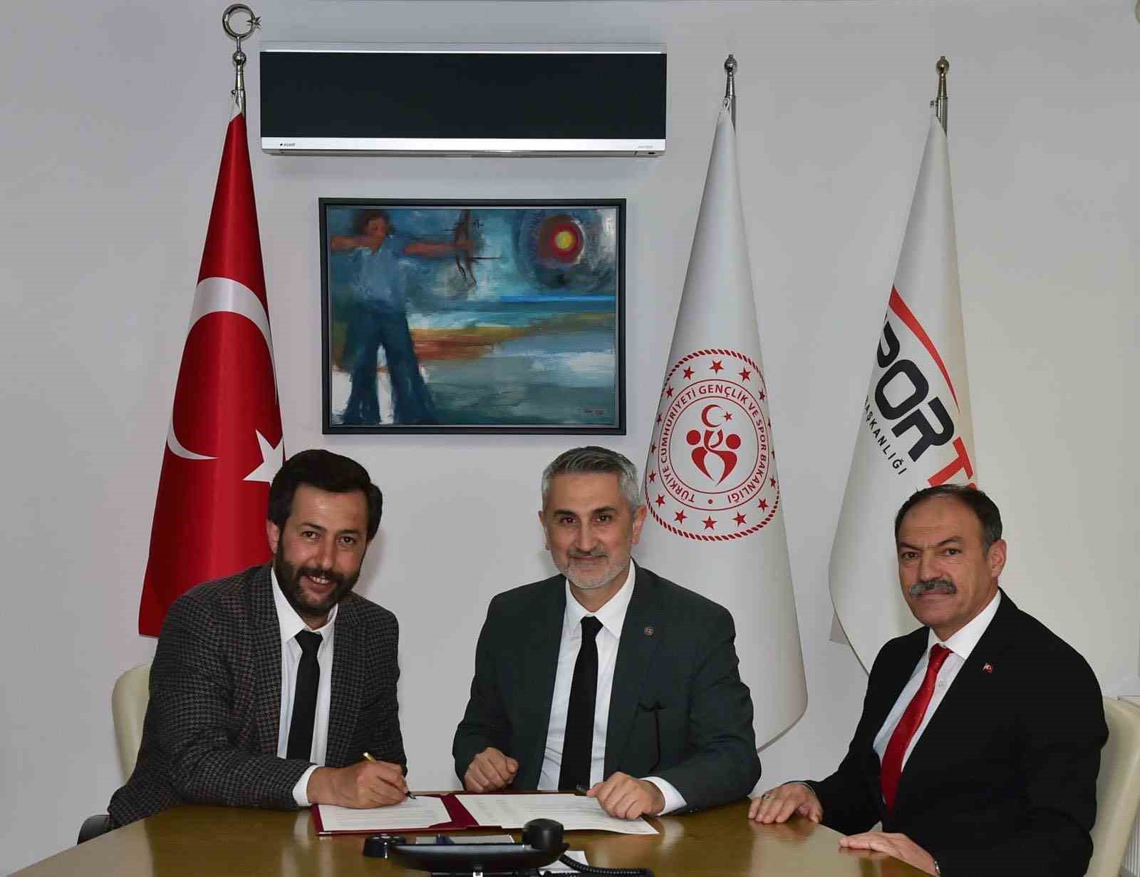 Bayburt&rsquo;a 37 milyonluk spor yatırımı i&ccedil;in imzalar atıldı
