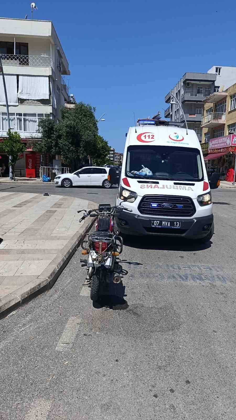 Başındaki kask sayesinde &ouml;l&uuml;mden d&ouml;nd&uuml; hastaneye gitmeye g&uuml;&ccedil;l&uuml;kle ikna edildi
