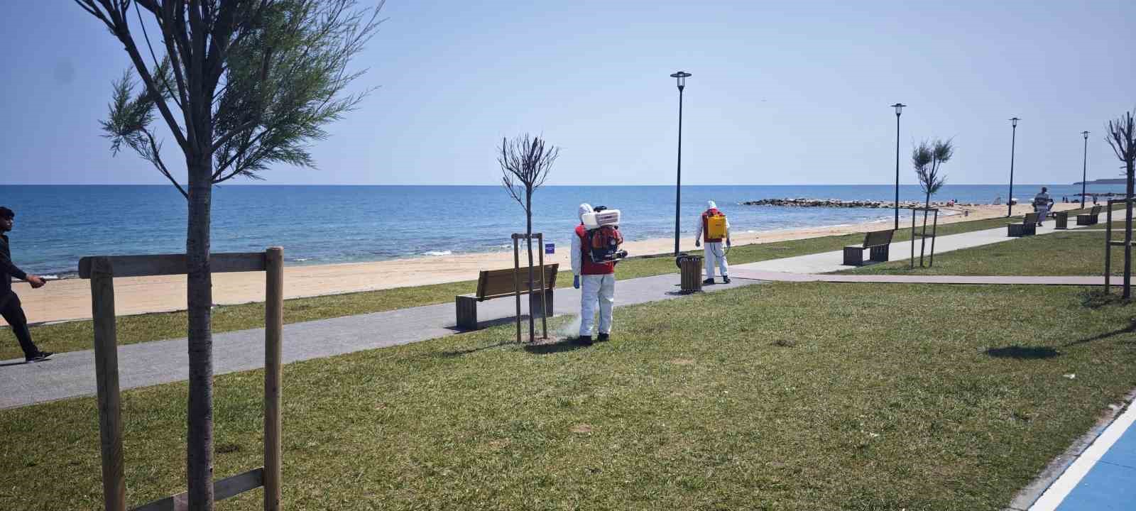 Arnavutköy’de park ve bahçeler belediye ekiplerince ilaçlanıyor
