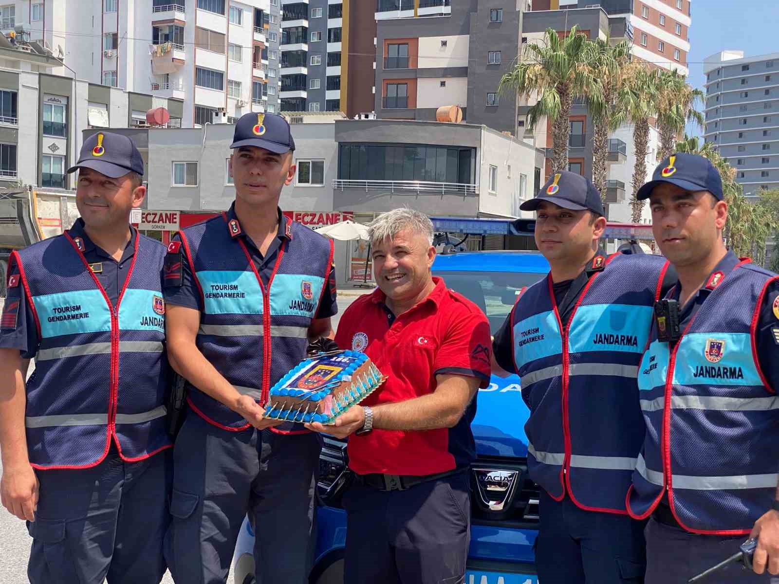 Kavga ihbarına giden jandarmaya sürpriz kutlama
