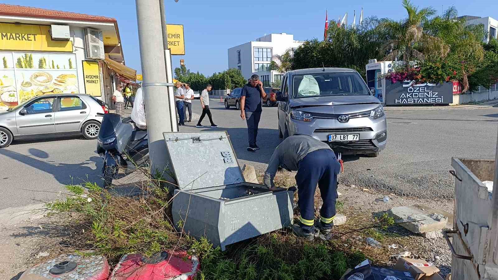 Kaza yapan araçlar elektrik panosu devirdi
