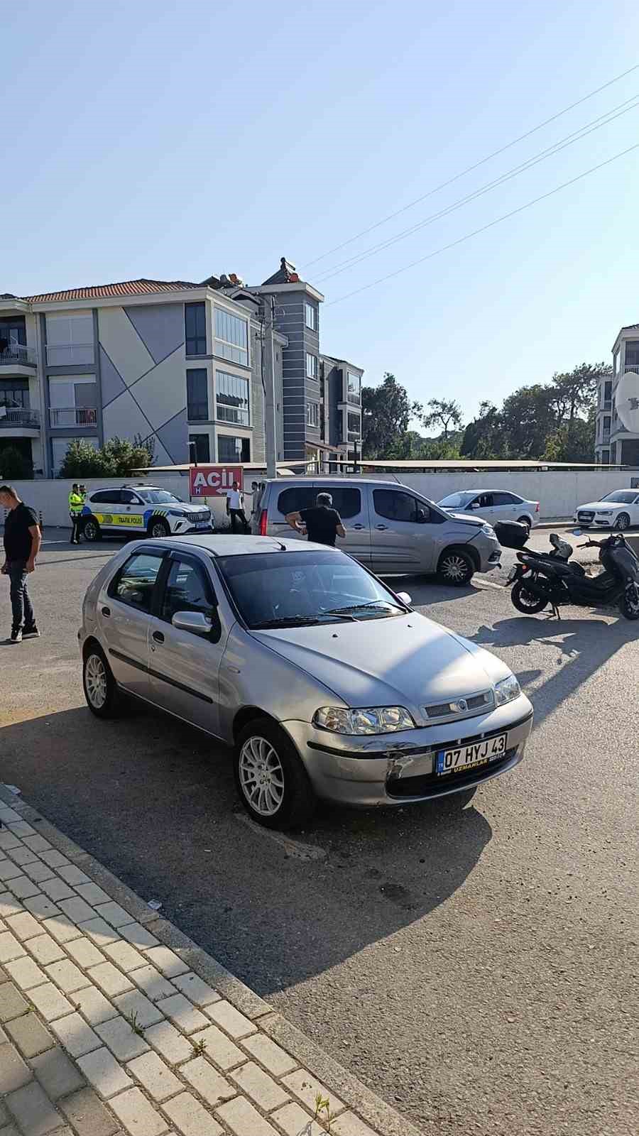 Kaza yapan ara&ccedil;lar elektrik panosu devirdi
