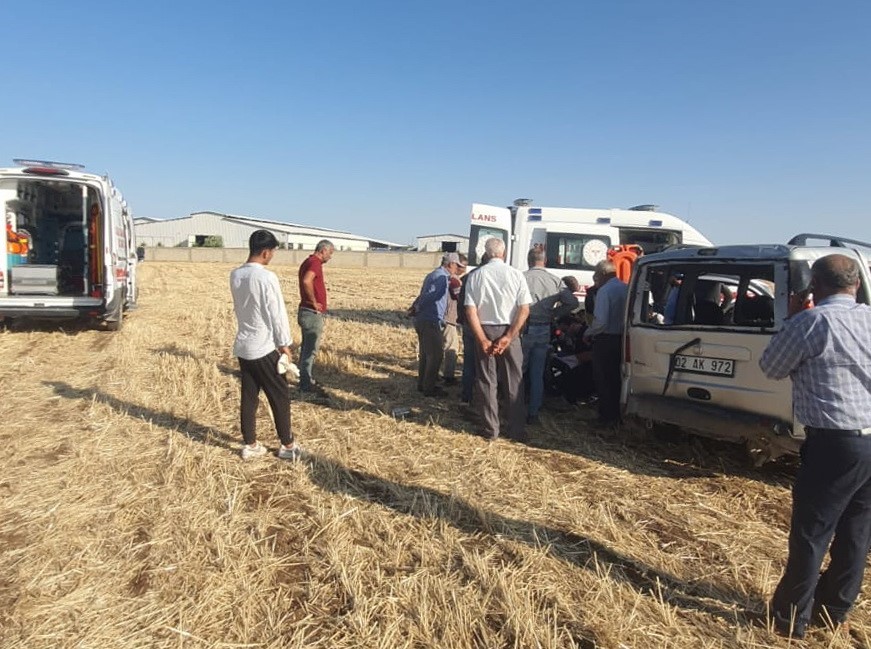 Hafif ticari araç takla attı: 2 yaralı