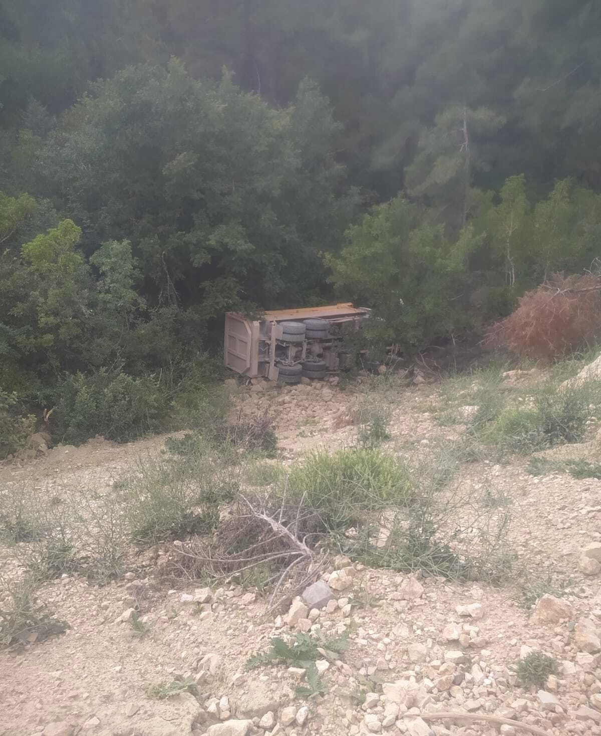 Hızlı tren inşaatında &ccedil;alışan hafriyat kamyonu devrildi
