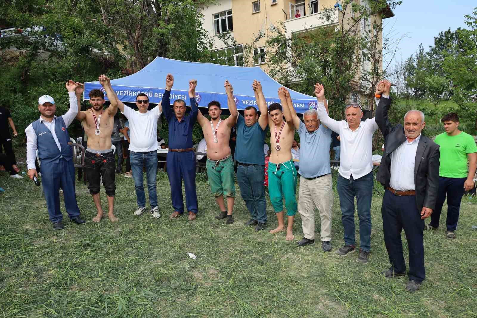 6 asırlık gelenek yaşatıldı: Düğün ve güreş coşkusu bir arada