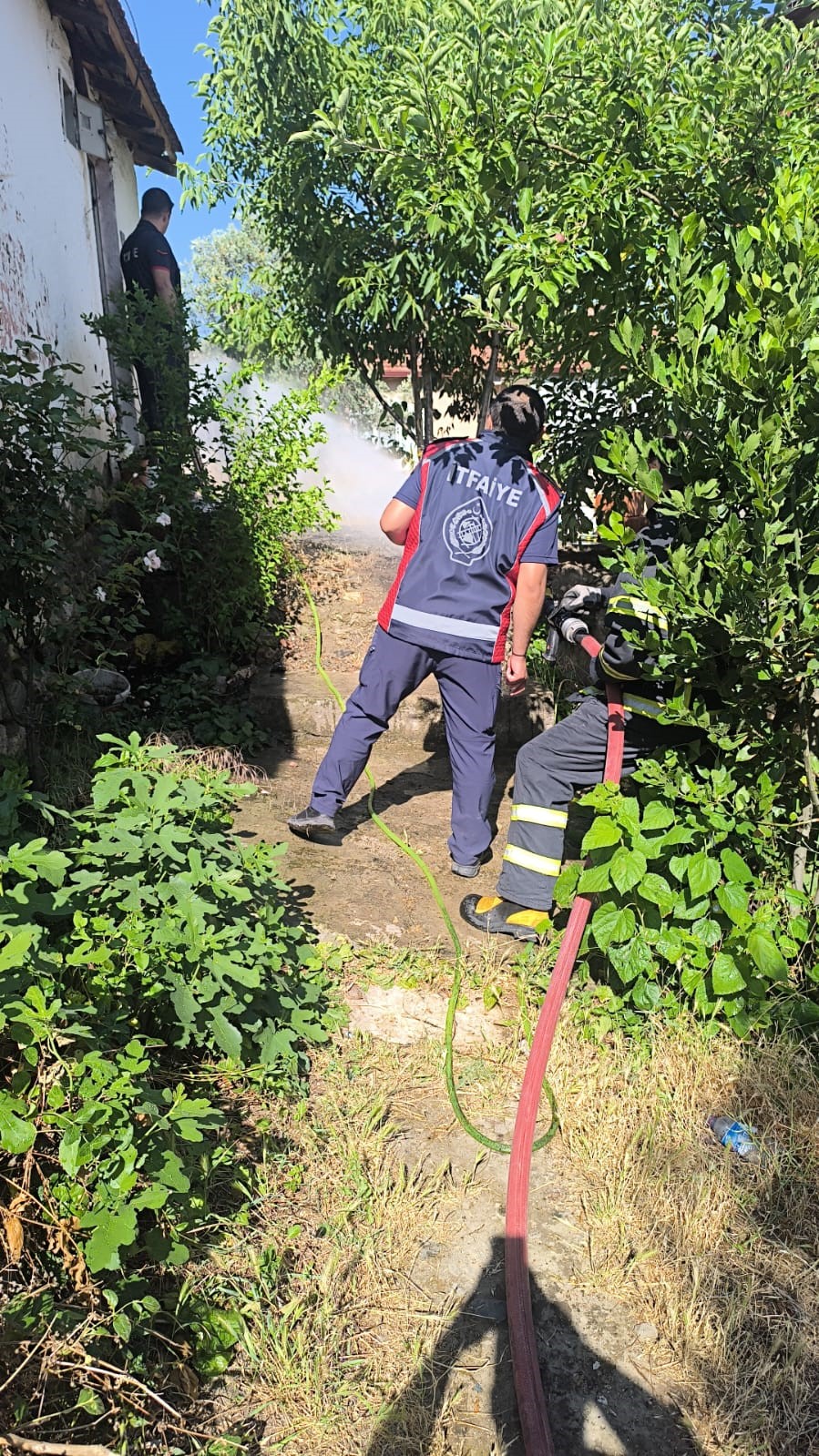 Temizlik ama&ccedil;lı yakılan otlar kontrolden &ccedil;ıktı
