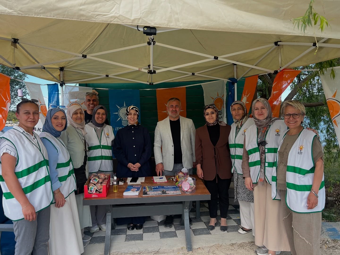 AK Parti üyelik standı Gölpark’ta vatandaşlardan yoğun ilgi gördü