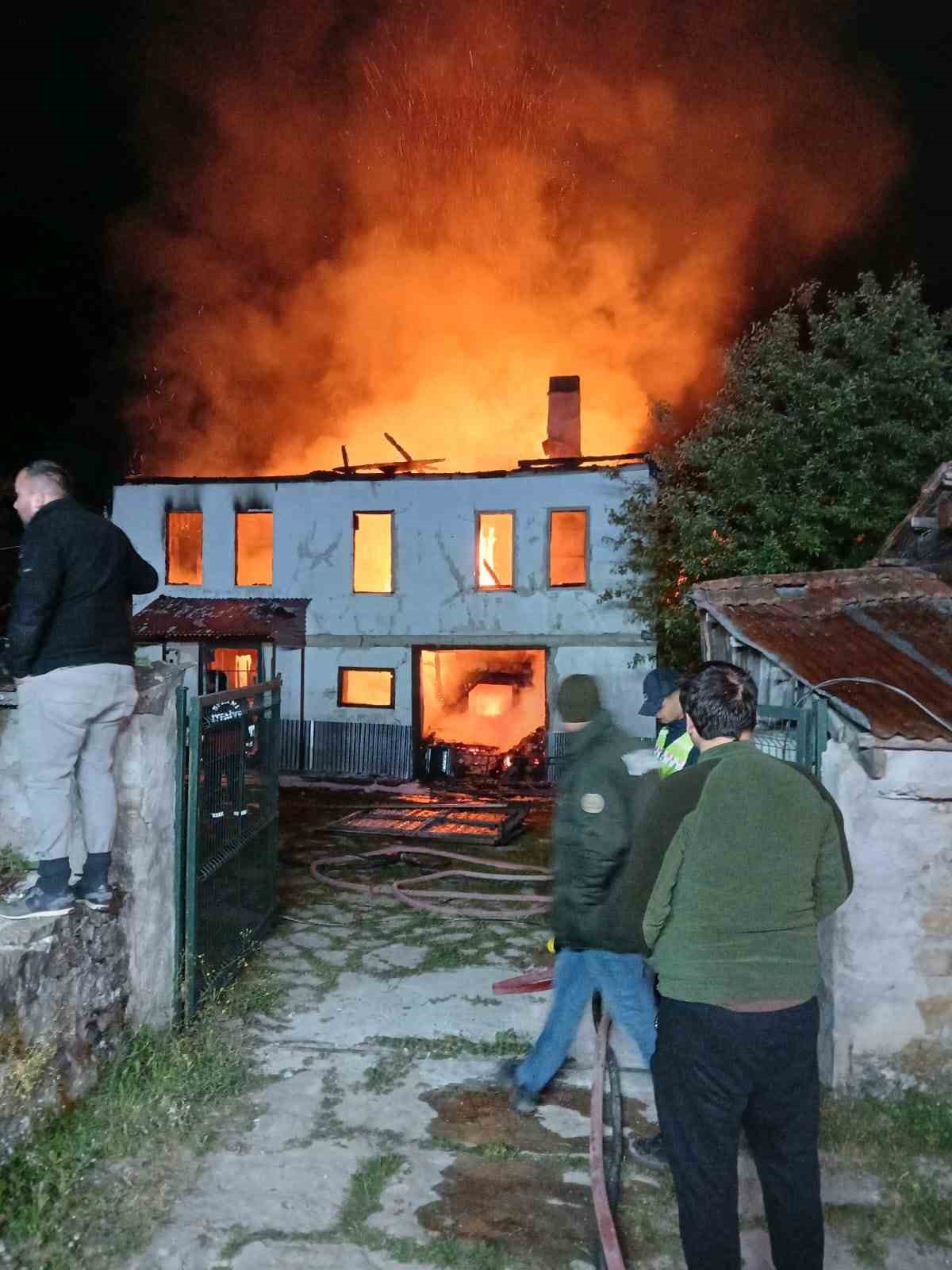 Karab&uuml;k&rsquo;te 2 katlı ev alevlere teslim oldu
