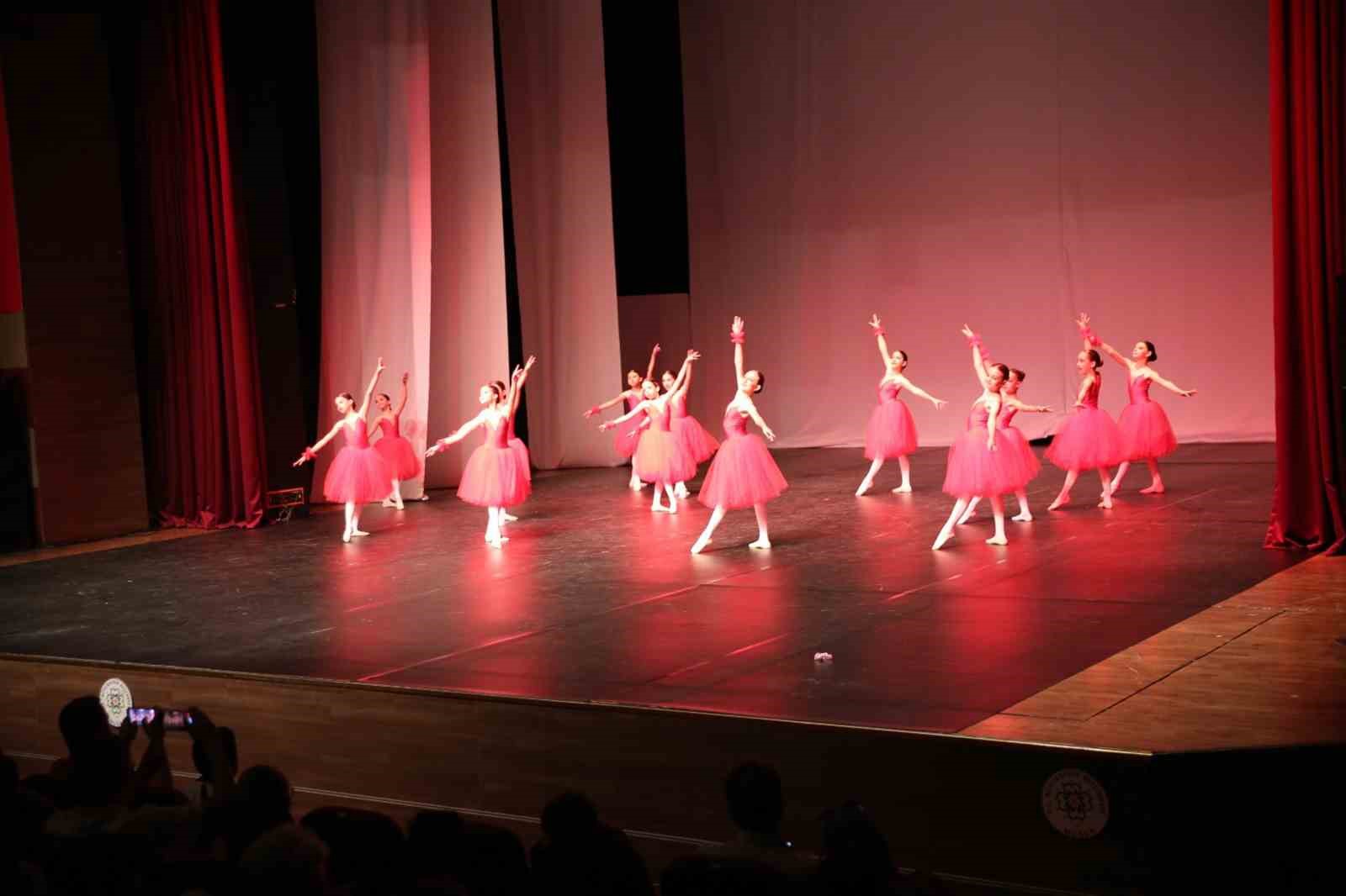 B&uuml;y&uuml;kşehir Bale &ouml;ğrencilerinden yılsonu g&ouml;sterisi
