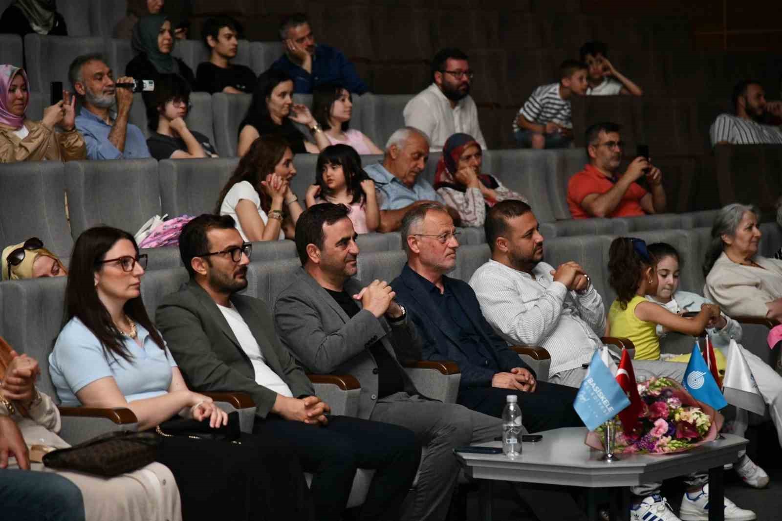 Çocuklar kulakların pasını sildi
