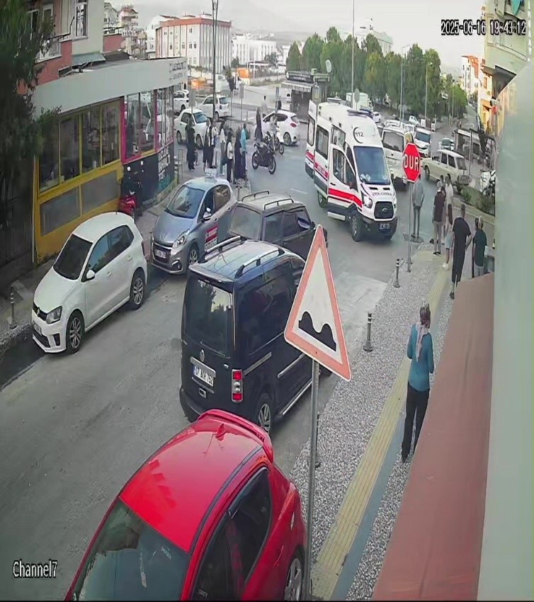 &Ouml;n&uuml;ne &ccedil;ıkan araca &ccedil;arpmamak i&ccedil;in motosikletini devirdi: 1 yaralı
