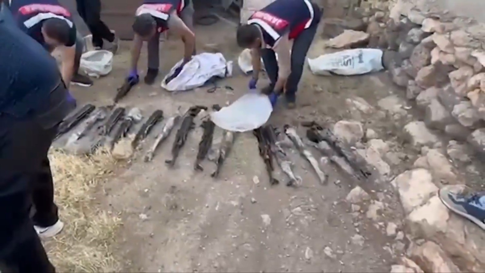 Şanlıurfa&rsquo;da İHA destekli silah ka&ccedil;ak&ccedil;ılığı operasyonu: 8 g&ouml;zaltı
