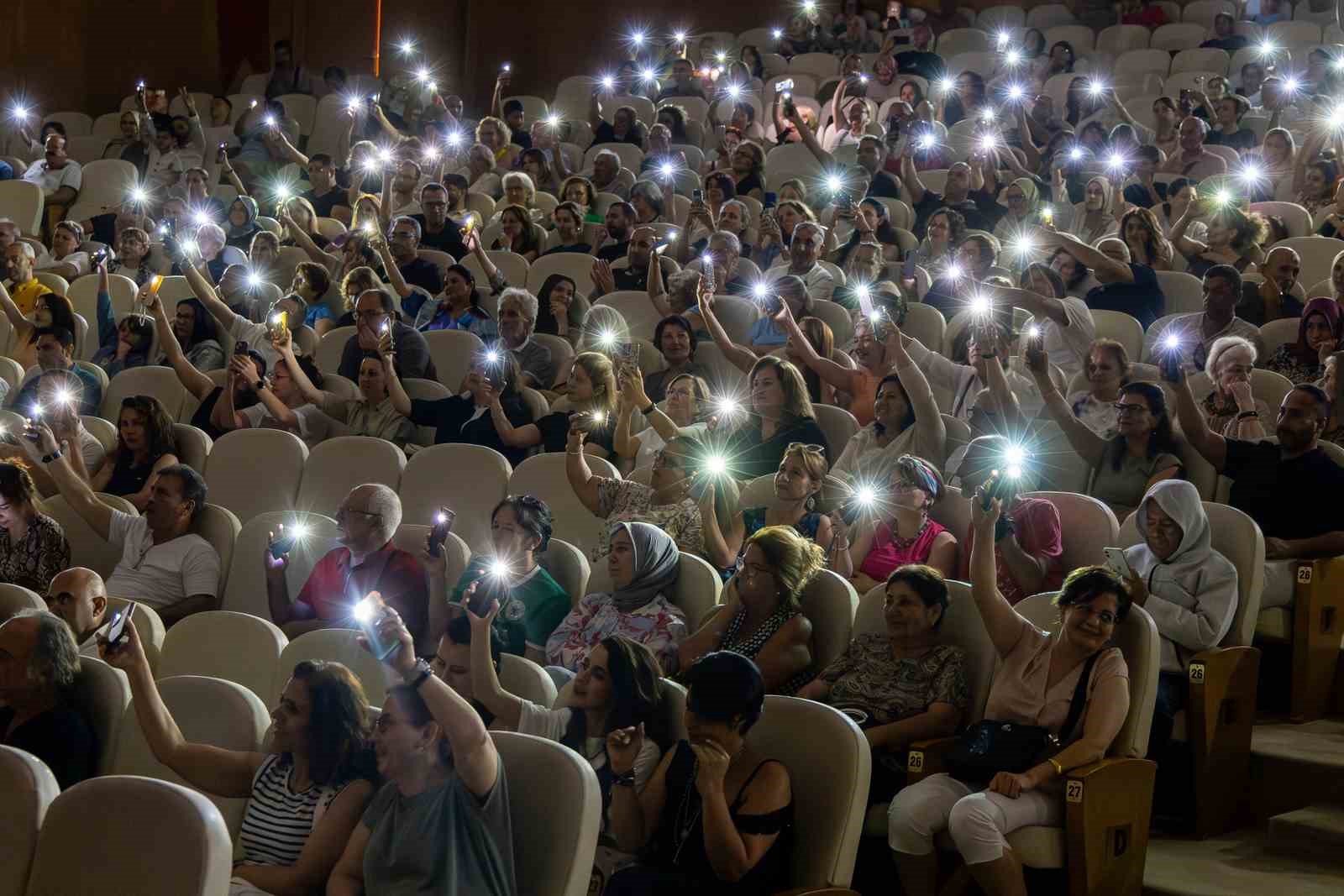 Manavgat Belediyesi TSM Korosu&rsquo;ndan "Solistler Ge&ccedil;idi" konseri

