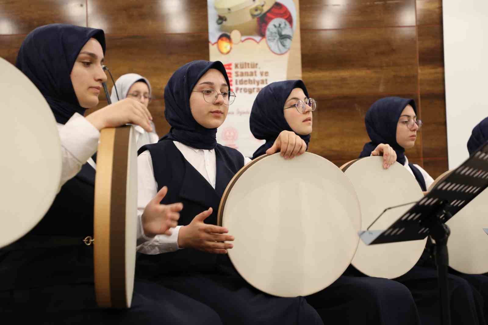 Kız Anadolu İmam Hatip Lisesinden &lsquo;Ritmin İzinde İlahi Yolculuk&rsquo; adlı dini musiki konseri
