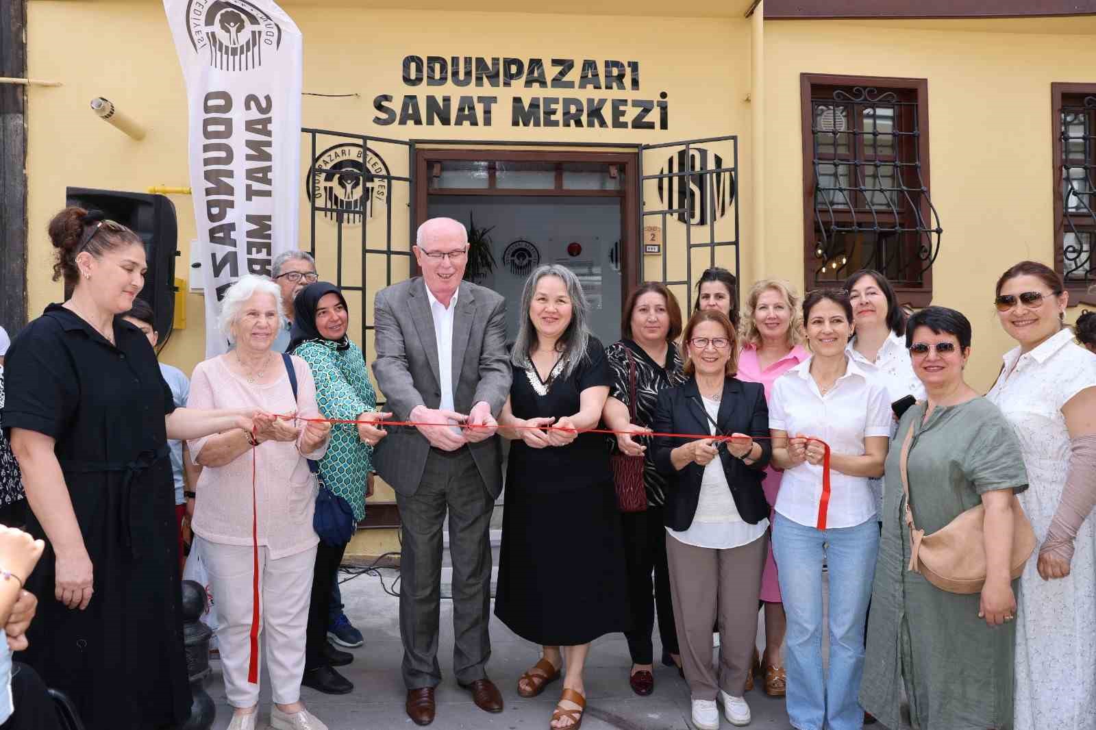 Odunpazarı Belediyesi Halk Merkezleri ‘Yıl Sonu Çini Sergisi’ açıldı