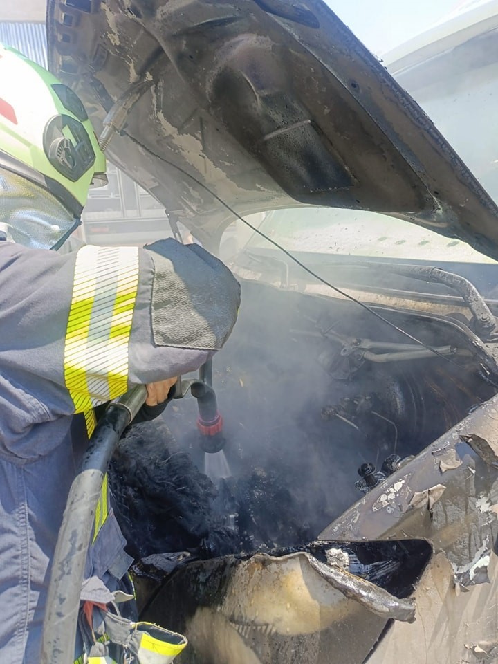 Seyir halindeki işçi servisi bir anda alev aldı