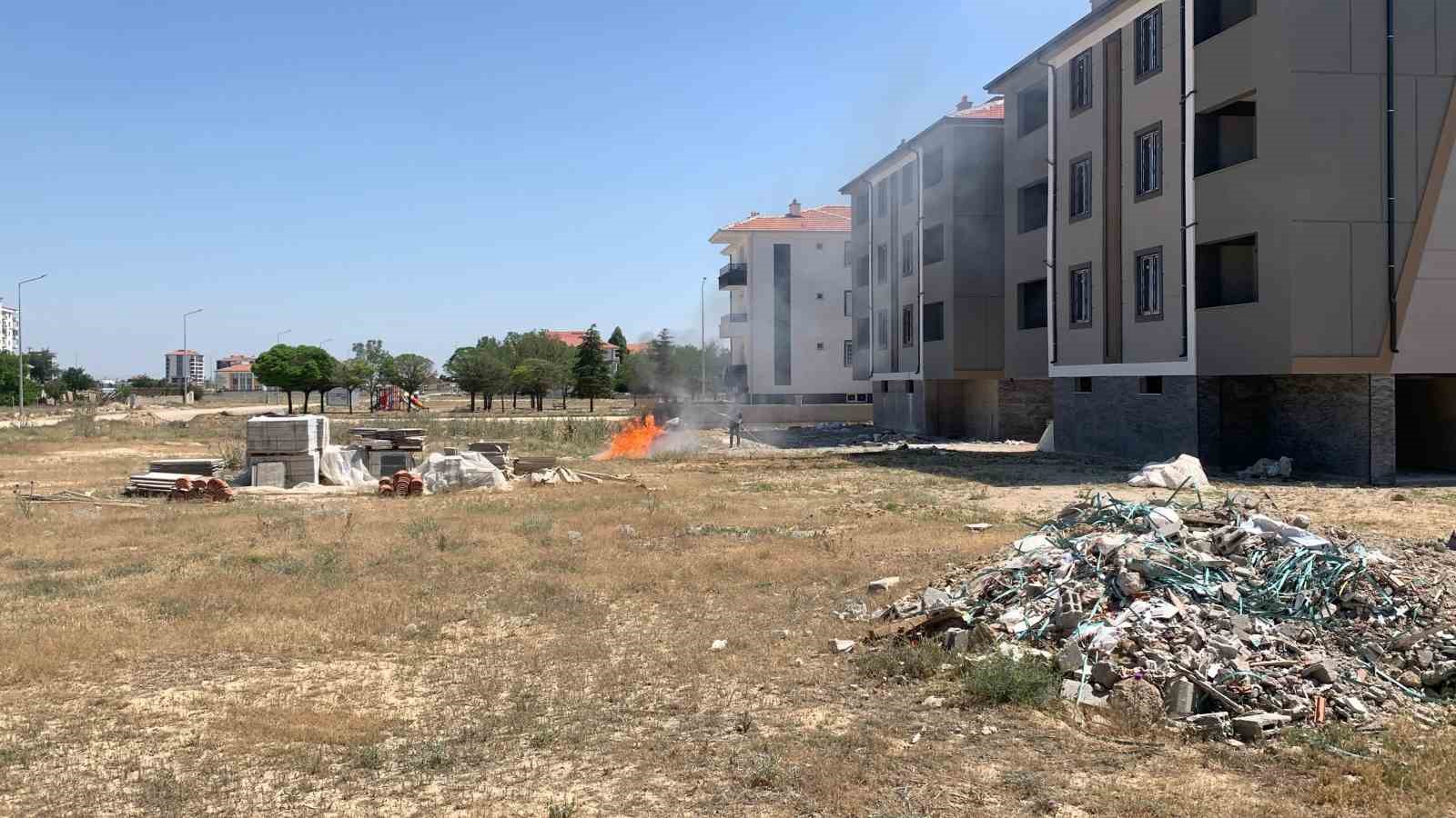 Karaman’da tutuşan inşaat atıkları büyümeden söndürüldü