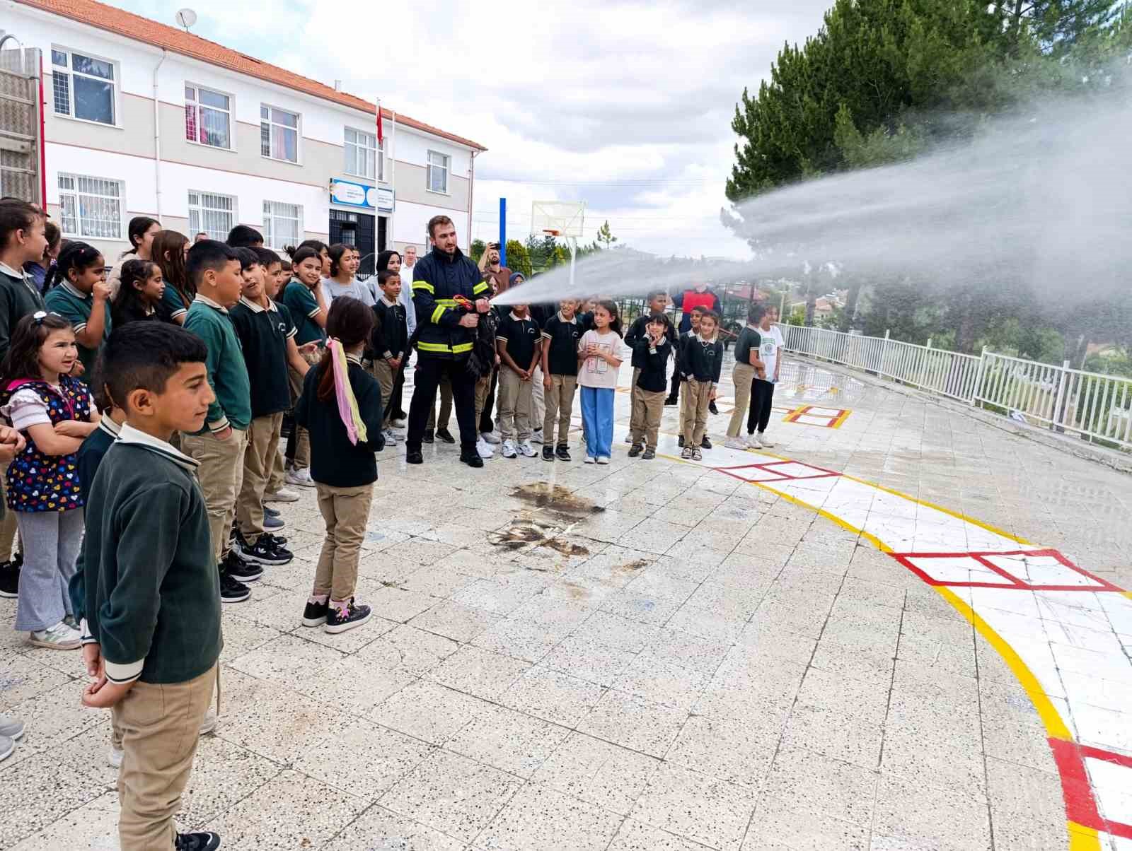 Alaca Belediyesi’nden miniklere yangın eğitimi