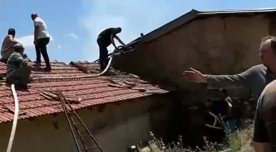 Şarkikaraağaç’ta bahçe temizliği sırasında çıkan yangında ahır ve samanlık yandı