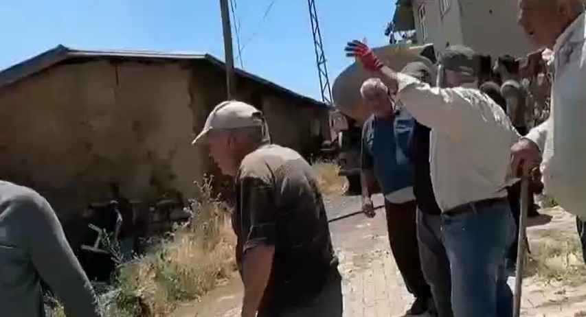 Şarkikaraağaç’ta bahçe temizliği sırasında çıkan yangında ahır ve samanlık yandı