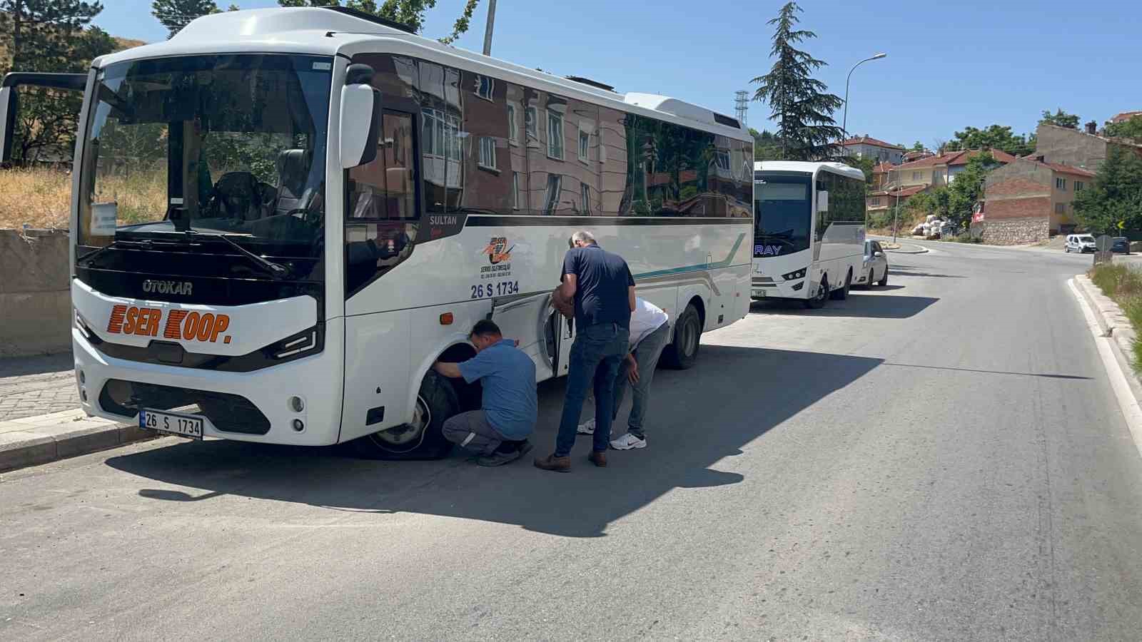 Eskişehir&rsquo;de 3 araca &ccedil;arparak durabilen cipin s&uuml;r&uuml;c&uuml;s&uuml; yaralandı
