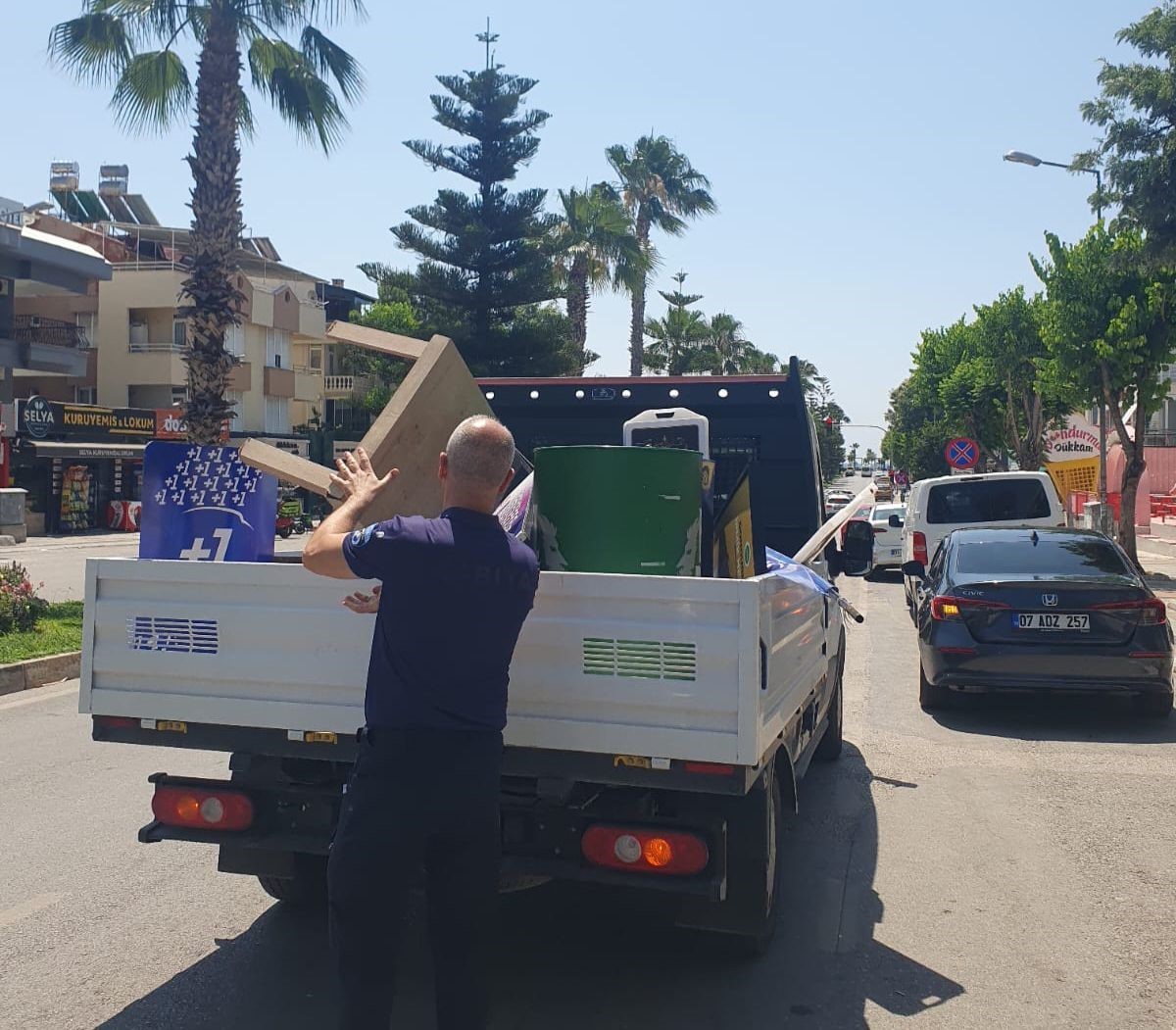 Konyaaltı’nda kaldırım işgaline geçit yok