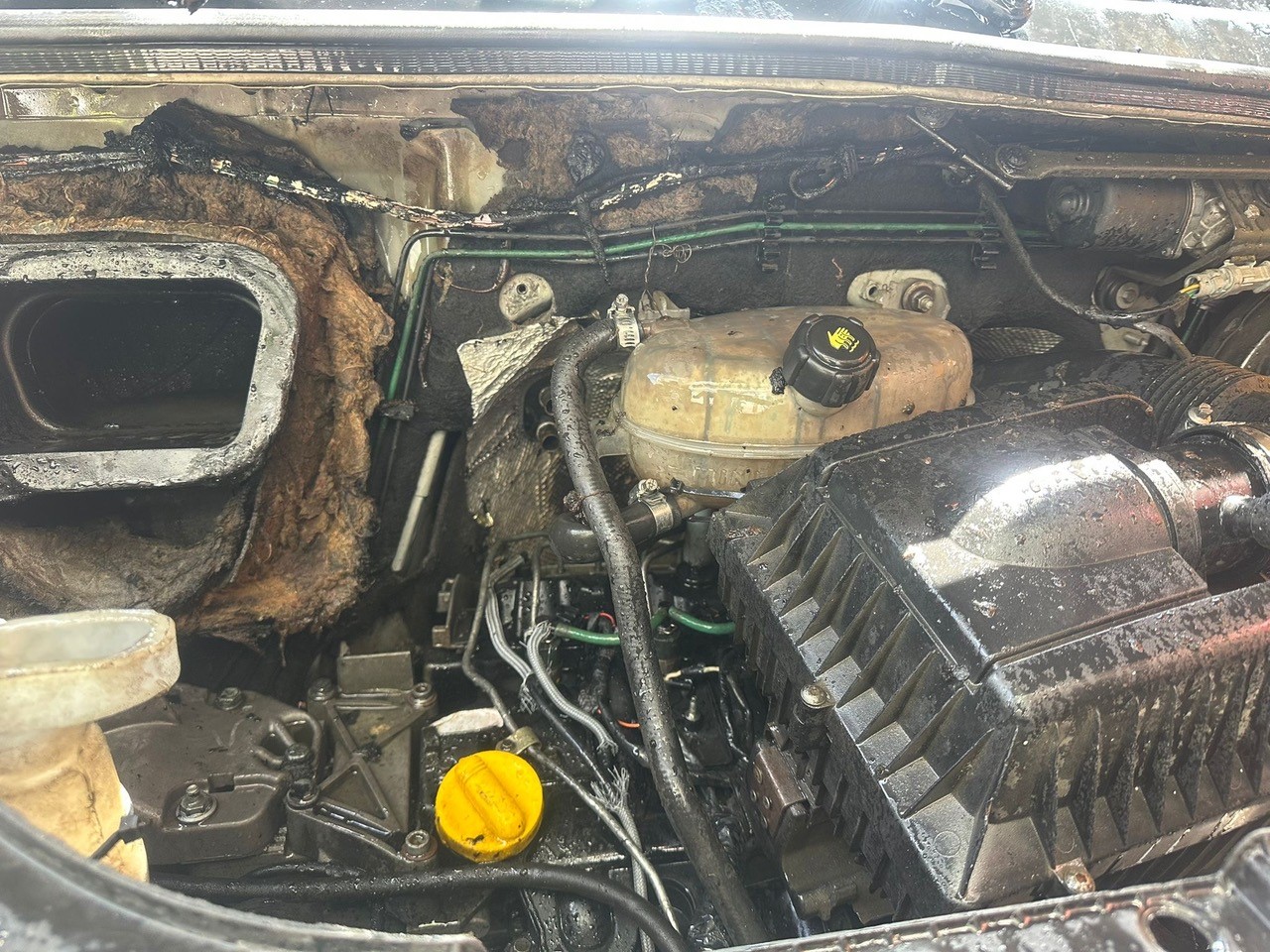 Minibüste çıkan yangın itfaiye ekiplerince söndürüldü