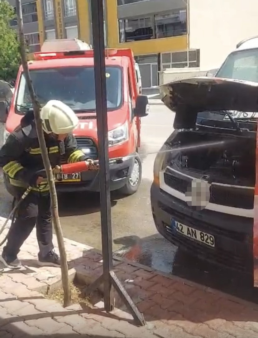 Minib&uuml;ste &ccedil;ıkan yangın itfaiye ekiplerince s&ouml;nd&uuml;r&uuml;ld&uuml;
